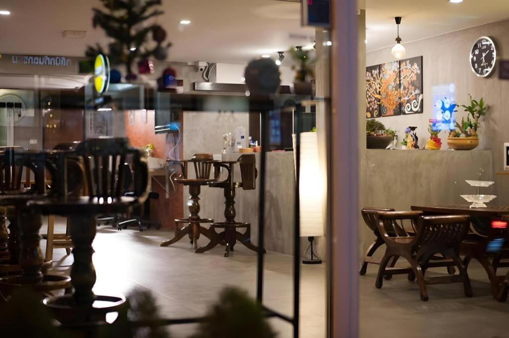 Hoppers Place Donmuang Hostel Bangkok Exterior foto
